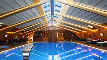 Inomhuspool och solstolar