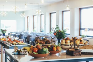 Free buffet breakfast on weekdays