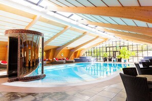 Indoor pool, sun loungers