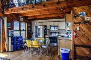 Microwave, dining tables - 3 bedroom house in Charlestown beach (Charlestown)