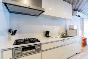 冰箱、微波炉、炉灶、厨具/餐具