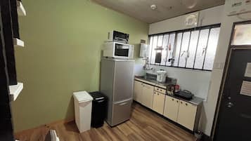 Fridge, microwave, stovetop, cookware/dishes/utensils