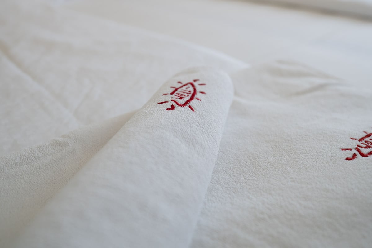 Escritorio, wifi gratis, ropa de cama y acceso para silla de ruedas