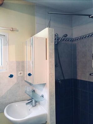 Shower, towels, soap, shampoo