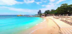 En la playa y camastros