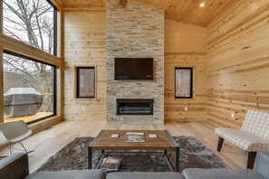 TV connectée, cheminée, Netflix, lecteur de DVD