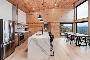 Réfrigérateur, four à micro-ondes, un four, surface de cuisson