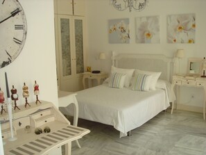 3 chambres, fer et planche à repasser, Wi-Fi, draps fournis