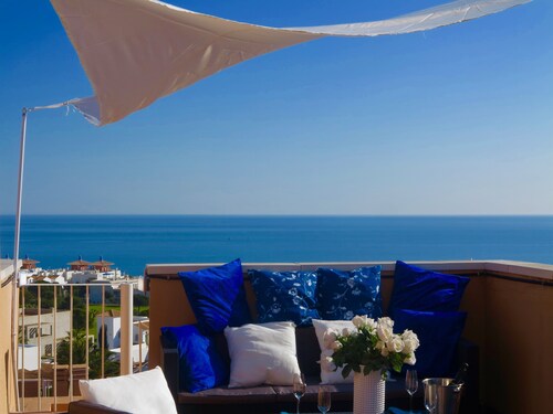 TOP PENTHOUSE *****: Luxury, Terrace 360 ° view, Sea, Mountains, Golf, Free Wifi, BBQ!