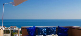 TOP PENTHOUSE *****: Luxe, Terrasse vue 360 °, Mer, Montagnes, Golf, Wifi gratuit, BBQ!