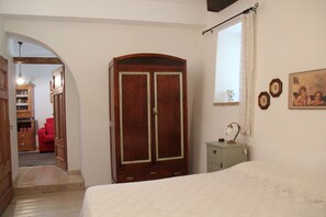 1 quarto, ferros/tábuas de passar roupa, berço de viagem