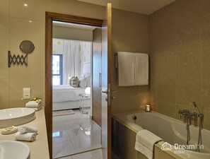 Appartement Prestige, 2 chambres, terrasse | Salle de bain | Articles de toilette (gratuits), séchoir à cheveux, pantoufles, bidet