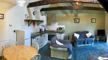 Executive House | Private kitchen | Fridge, microwave, oven, stovetop