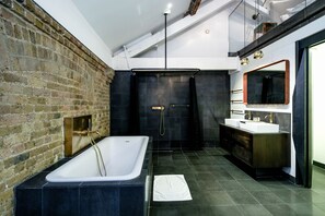 独特公寓 (Metro 605) | 浴室 | 淋浴/盆浴组合、免费洗浴用品、吹风机、毛巾