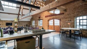 Departamento exclusivo (Metro 605) | Cocina privada | Refrigerador con congelador, microondas, horno y parrilla de estufa