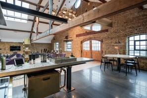 Apartamento exclusivo (Metro 605) | Cocina privada | Frigorífico grande, microondas, horno y placa de cocina