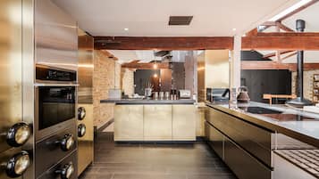 Exclusive-huoneisto, jokinäköala (Metro 607) | Yksityinen keittiö | Täysikokoinen jääkaappi, mikroaaltouuni, uuni, liesi