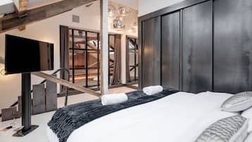 Exclusive Apartment (Metro 605) | 2 bedrooms, individually decorated, individually furnished, desk