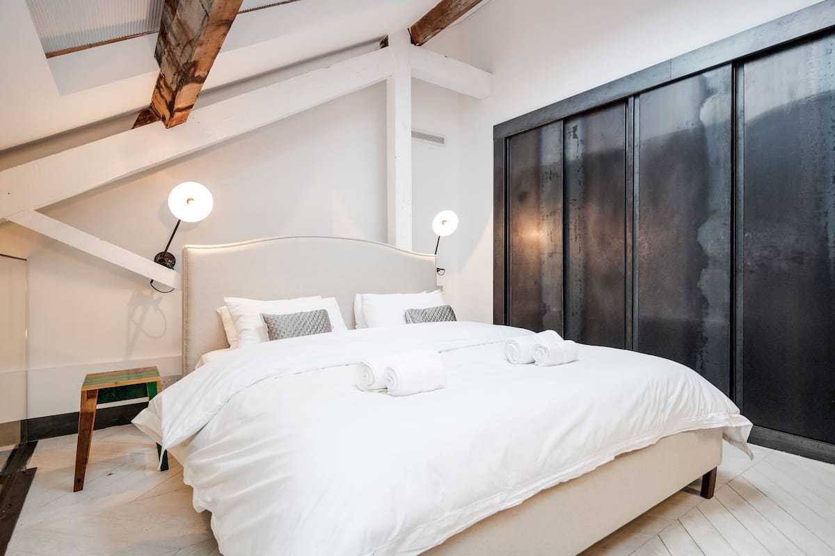 Exclusive Apartment (Metro 605) | 2 bedrooms, individually decorated, individually furnished, desk
