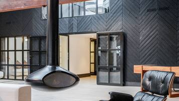 Departamento exclusivo, vista al río (Metro 607) | Área de sala de estar | Televisión de pantalla plana y chimenea