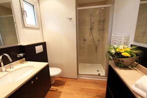 Dusche, kostenlose Toilettenartikel, Haartrockner, Toilettenpapier