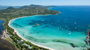 Una spiaggia nelle vicinanze, sabbia bianca