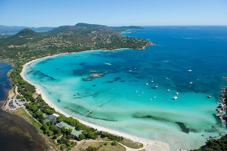 Una playa cerca, arena blanca