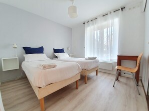 6 habitaciones, tabla de planchar con plancha, wifi y ropa de cama 