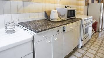 Frigorifero, forno, tavolo da pranzo