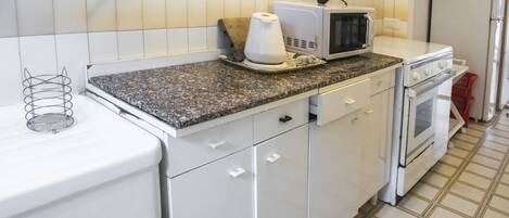 Kühlschrank, Ofen, Esstisch