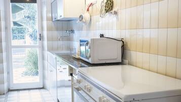 Frigorifero, forno, tavolo da pranzo