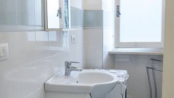 Douche, bidet, serviettes fournies