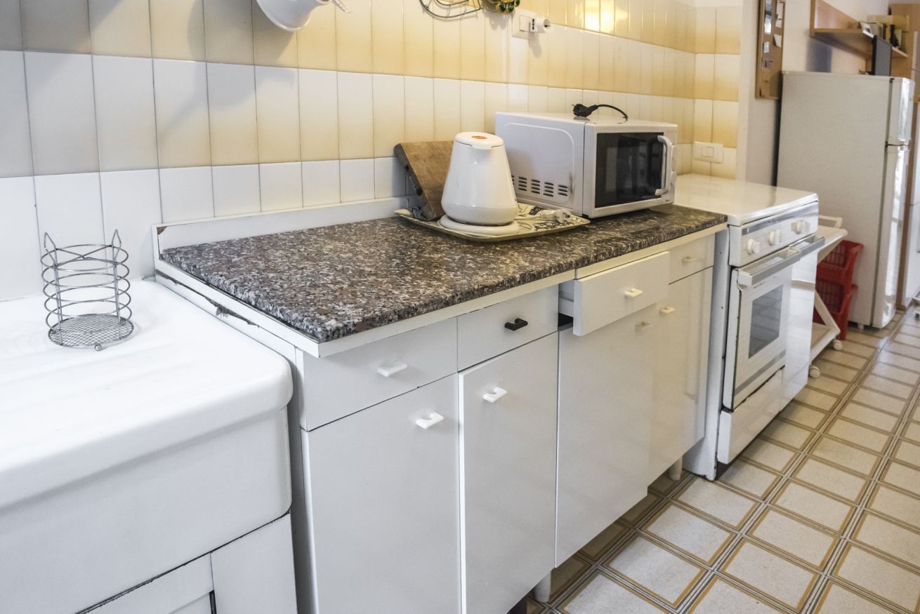 Frigorifero, forno, tavolo da pranzo