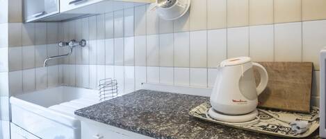 Kühlschrank, Ofen, Esstisch