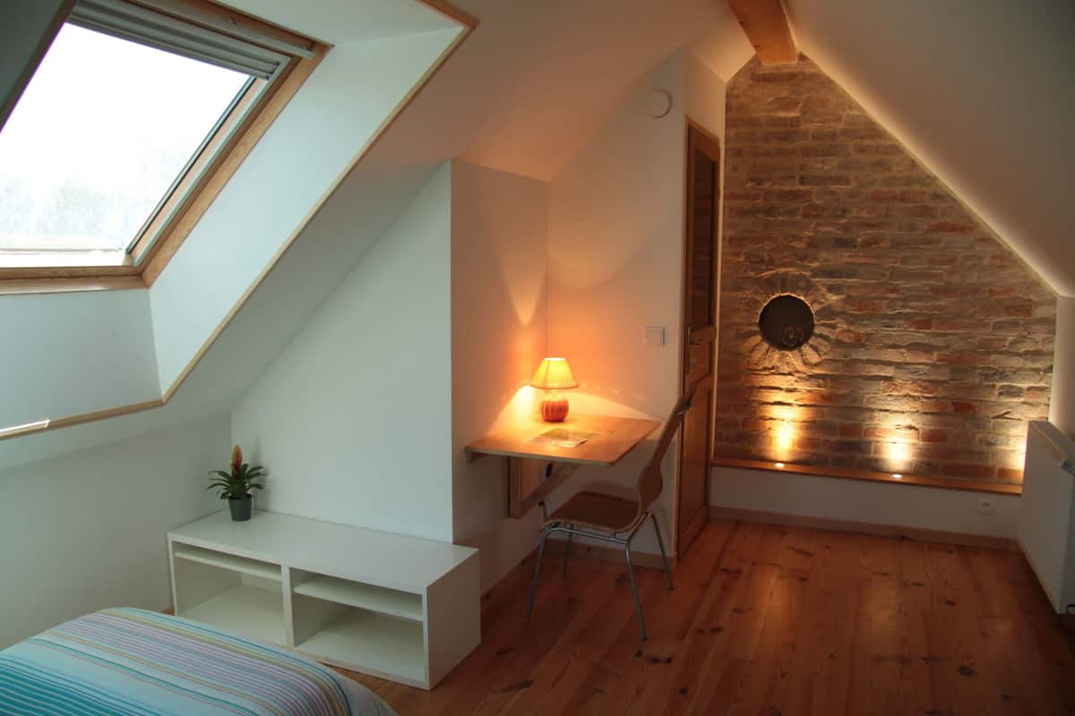 5 bedrooms, desk, blackout curtains, soundproofing