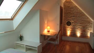 5 camere, una scrivania, tende oscuranti, insonorizzazione