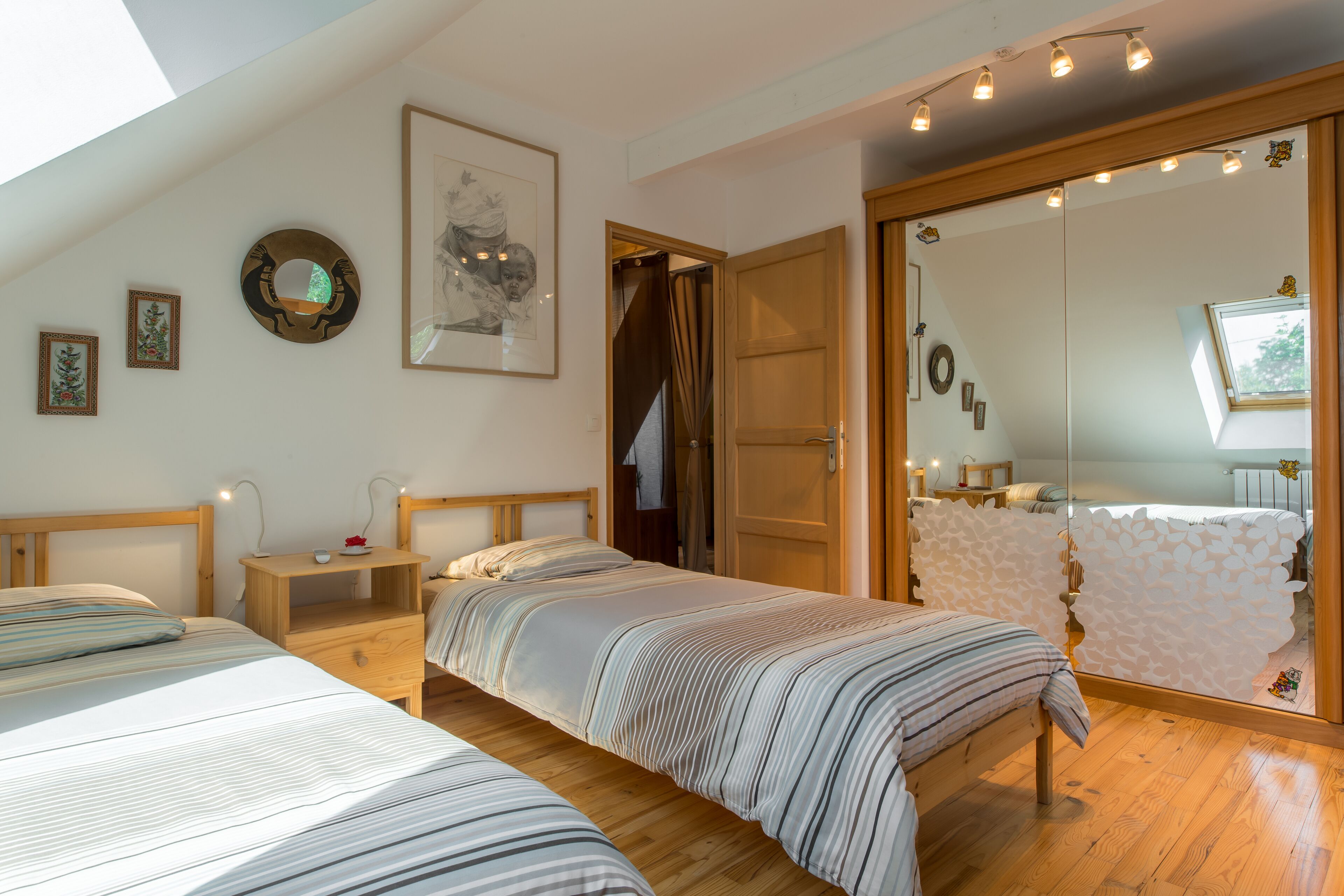 Schreibtisch, Verdunkelungsvorhänge, schallisolierte Zimmer