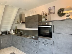 Een koelkast, een microgolfoven, een oven, een kookplaat