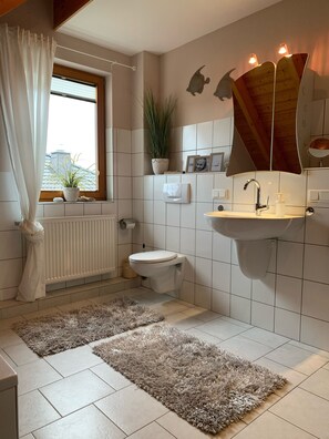 Baignoire, sèche-cheveux, serviettes fournies, savon