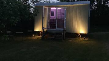 Depan hartanah - siang/malam