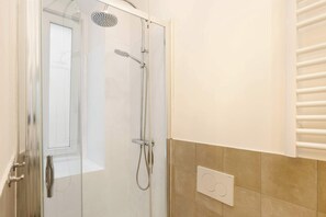 Chuveiro, produtos de toalete grátis, secador de cabelo 