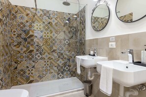 Dusche, kostenlose Toilettenartikel, Haartrockner, Handtücher