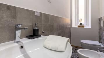 Shower, free toiletries