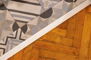 Un suelo de madera con un diseño de baldosas estampado.