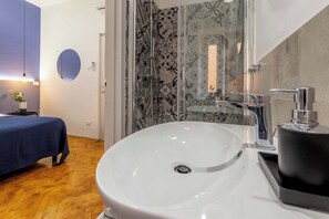 Shower, free toiletries
