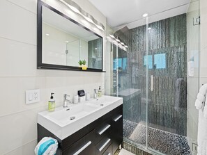 Dusche, Haartrockner, Handtücher