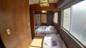 1 habitación, tabla de planchar con plancha, wifi gratis y ropa de cama