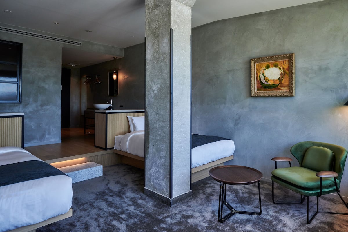 Luxe beddengoed, donzen dekbedden, een minibar, een kluis op de kamer