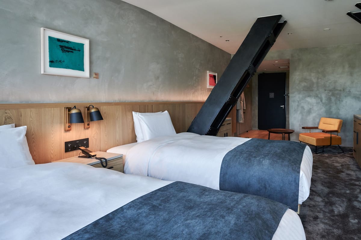 Phòng, phù hợp cho người khuyết tật, không hút thuốc (L02 Forest View) | Bộ đồ giường cao cấp, chăn bông, minibar, két bảo mật tại phòng 