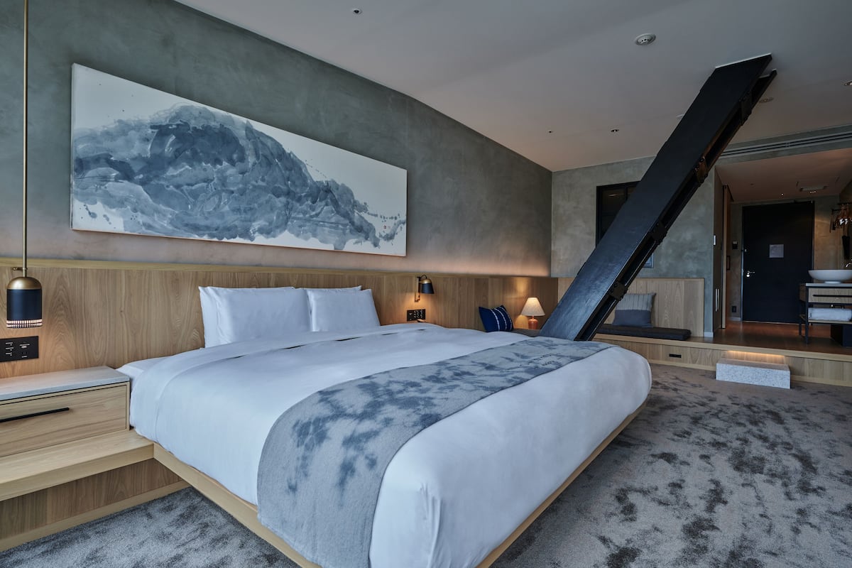 Bộ đồ giường cao cấp, chăn bông, minibar, két bảo mật tại phòng 